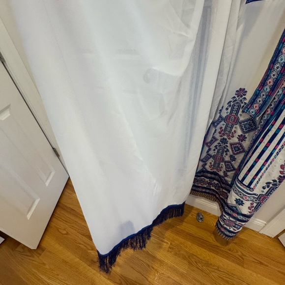 Elegant Blue and White Patterned Maxi Dress - Picture 10 of 10